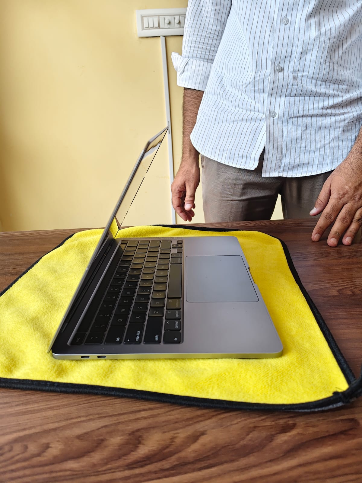 https://agarwaltechhub.com/storage/photos/1/Laptop/Mac A2251/6a182006ddde7.jpeg